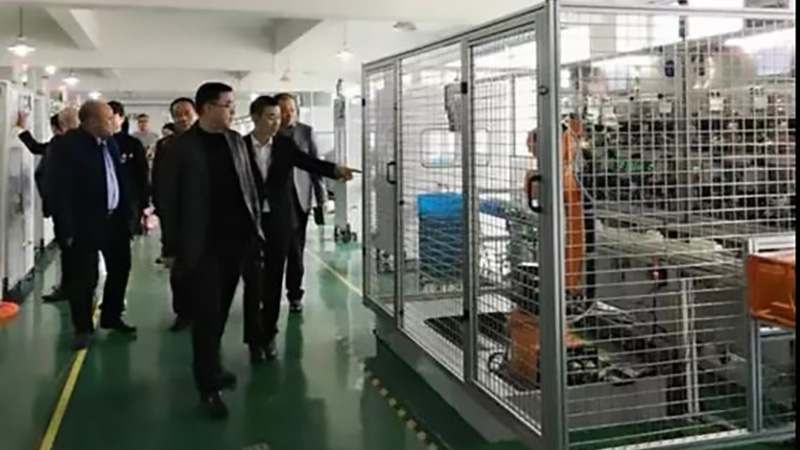 柳市鎮(zhèn)黨委書(shū)記蒞臨車(chē)間參觀(guān)指導(dǎo)