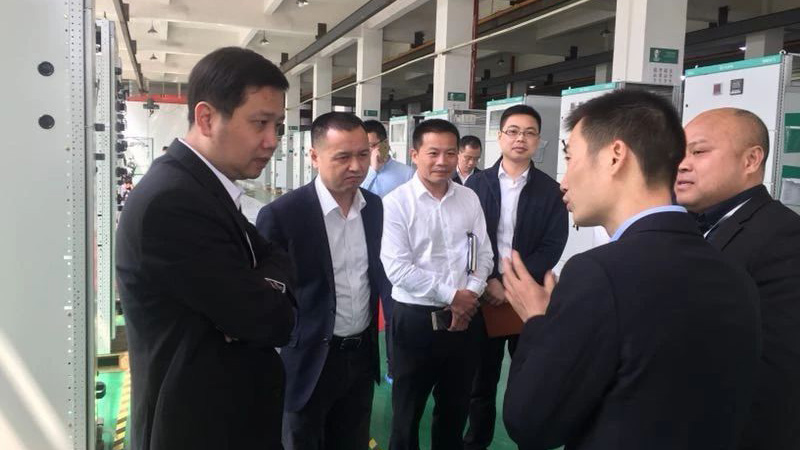 樂(lè)清市市長(zhǎng)蒞臨車(chē)間參觀(guān)指導(dǎo).